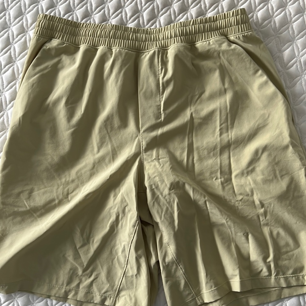 Men’s Lululemon pacebreaker shorts. Never worn